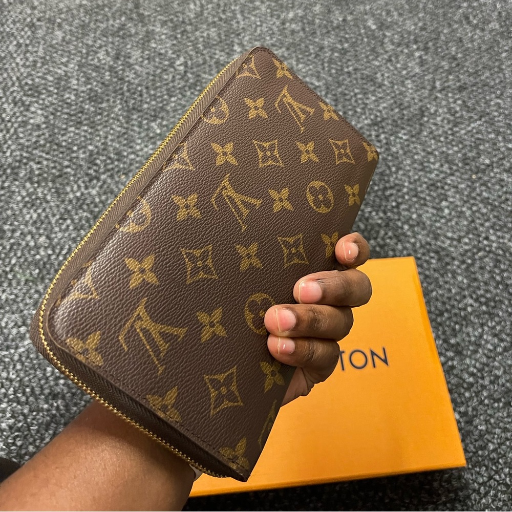 LOUIE VUITTON WALLET EXCELLENT CONDITION!!!!